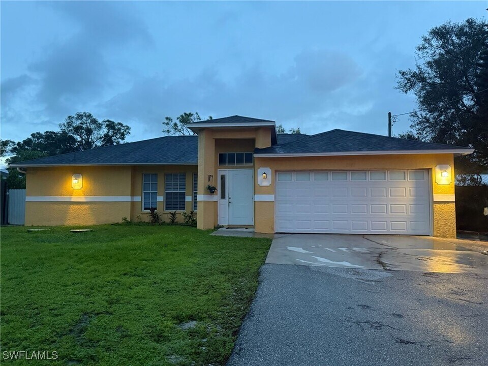 1971 Golden Gate Blvd E in Naples, FL - Building Photo