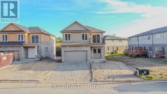 22 Willson Dr in Thorold, ON - Building Photo