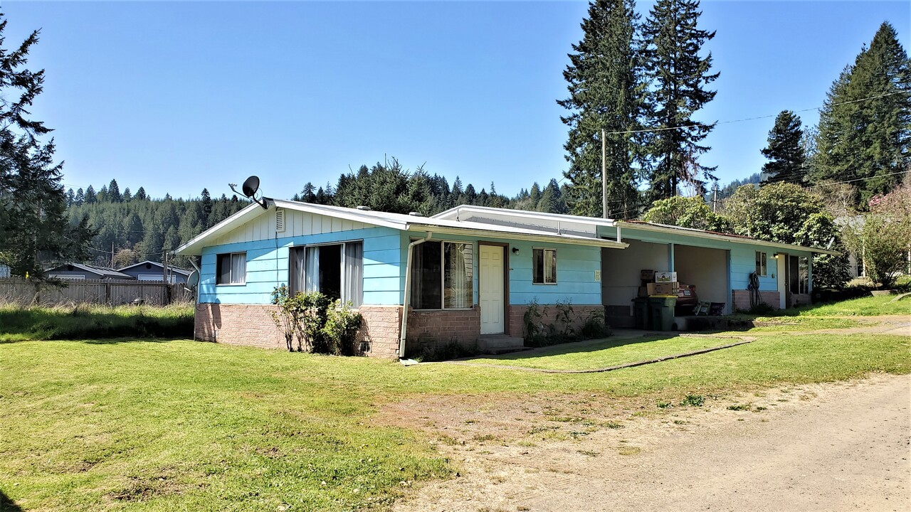 11766 Walnut Ave in Mapleton, OR - Building Photo