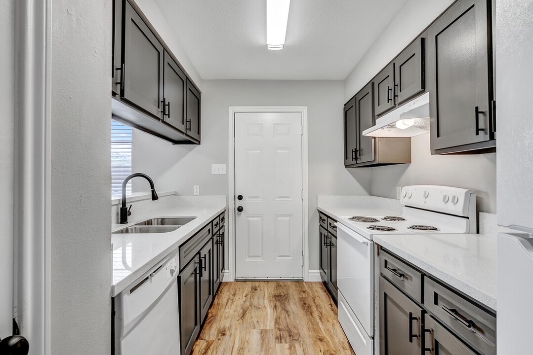 Spanish Villa Apartments in Beaumont, TX - Building Photo