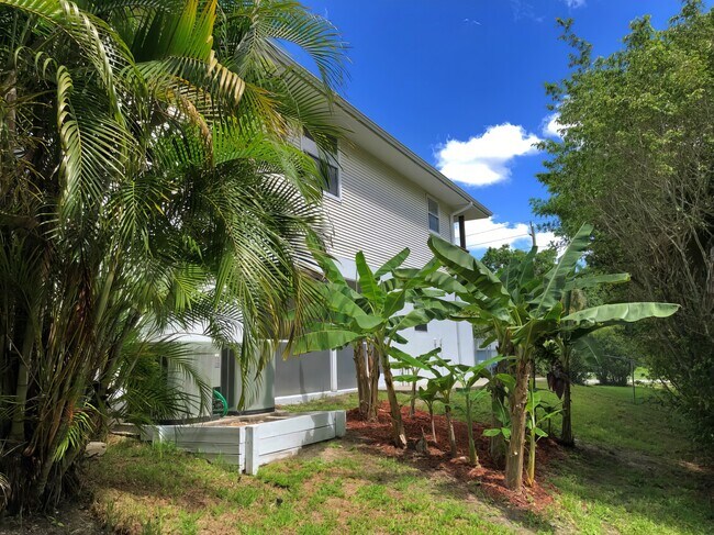 27657 Tennessee St in Bonita Springs, FL - Building Photo - Building Photo