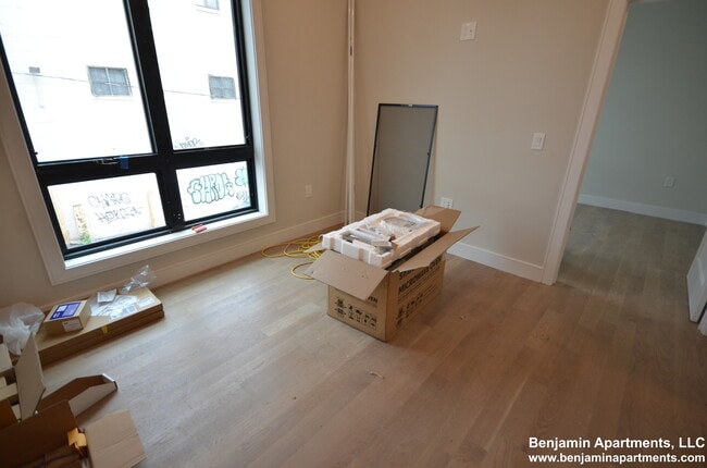 16-18 Highgate St. Unit 102 in Boston, MA - Foto de edificio - Building Photo