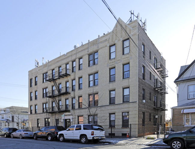 95-36 42nd Ave in Flushing, NY - Building Photo - Building Photo