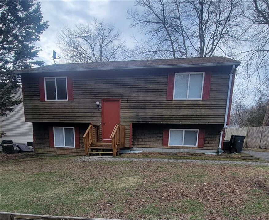 7 Lilly Ln in Narragansett, RI - Building Photo