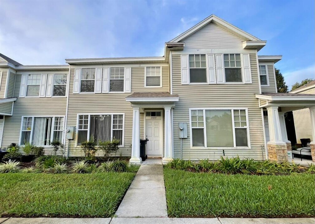 11033 Black Swan Ct in Seffner, FL - Building Photo