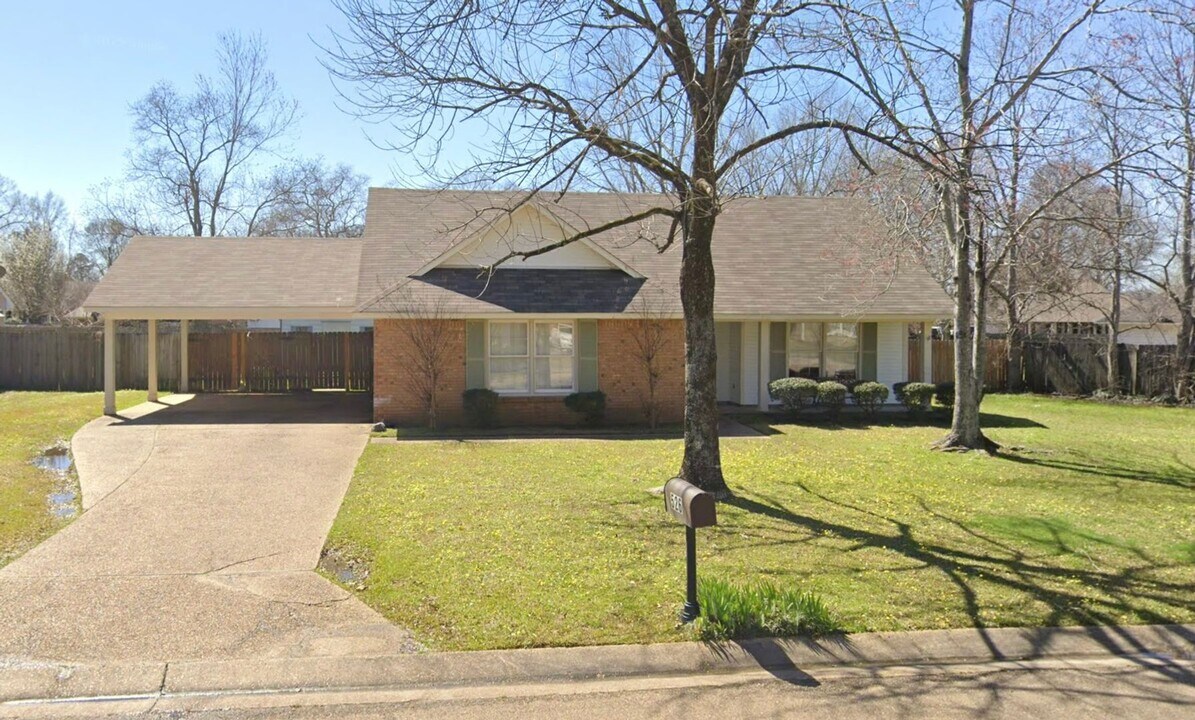 526 Olympic Dr in Flowood, MS - Building Photo