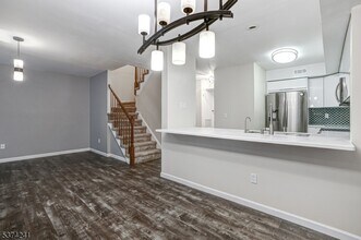 7 Sussex Ct in Bedminster, NJ - Building Photo - Building Photo