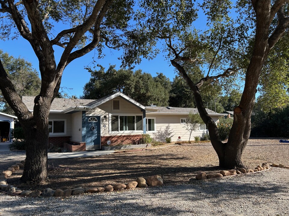 174 S La Luna Ave in Ojai, CA - Building Photo