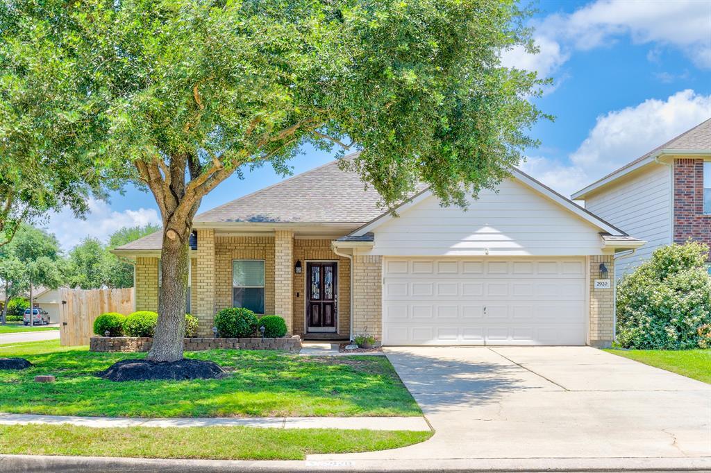 2920 Landing Edge Ln in Dickinson, TX - Building Photo