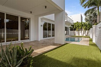 10296 NW 74th Terrace in Doral, FL - Building Photo - Building Photo