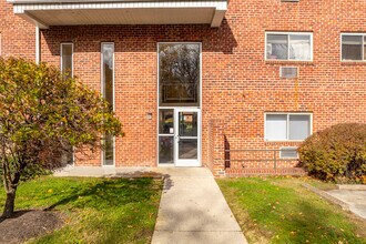 Barclay Square Apartments in Upper Darby, PA - Foto de edificio - Building Photo
