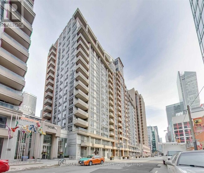 250-250 Wellington St W in Toronto, ON - Building Photo - Building Photo