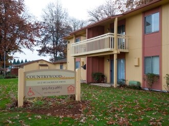 Countrywood Manor in Dallas, OR - Building Photo