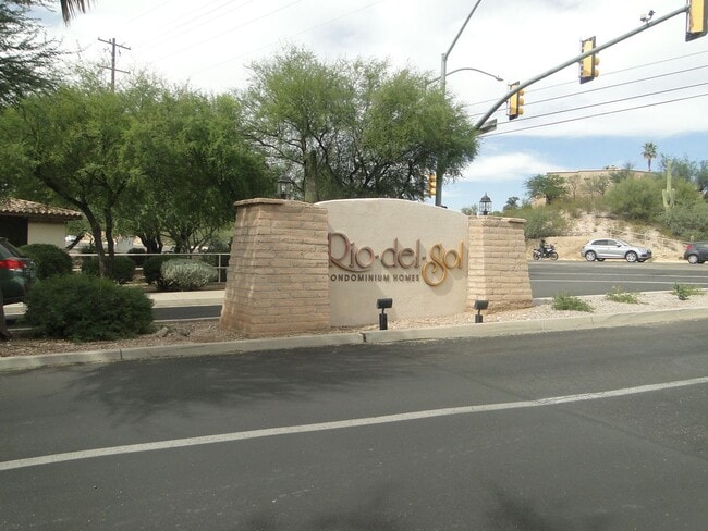 2550 E River Rd in Tucson, AZ - Building Photo - Building Photo