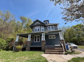 718 Woodlane Rd, Unit First Floor in Beverly, NJ - Building Photo