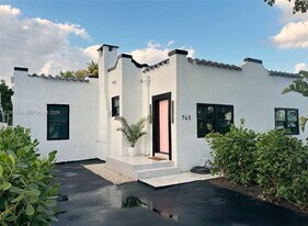 745 NW 47th Terrace in Miami, FL - Building Photo