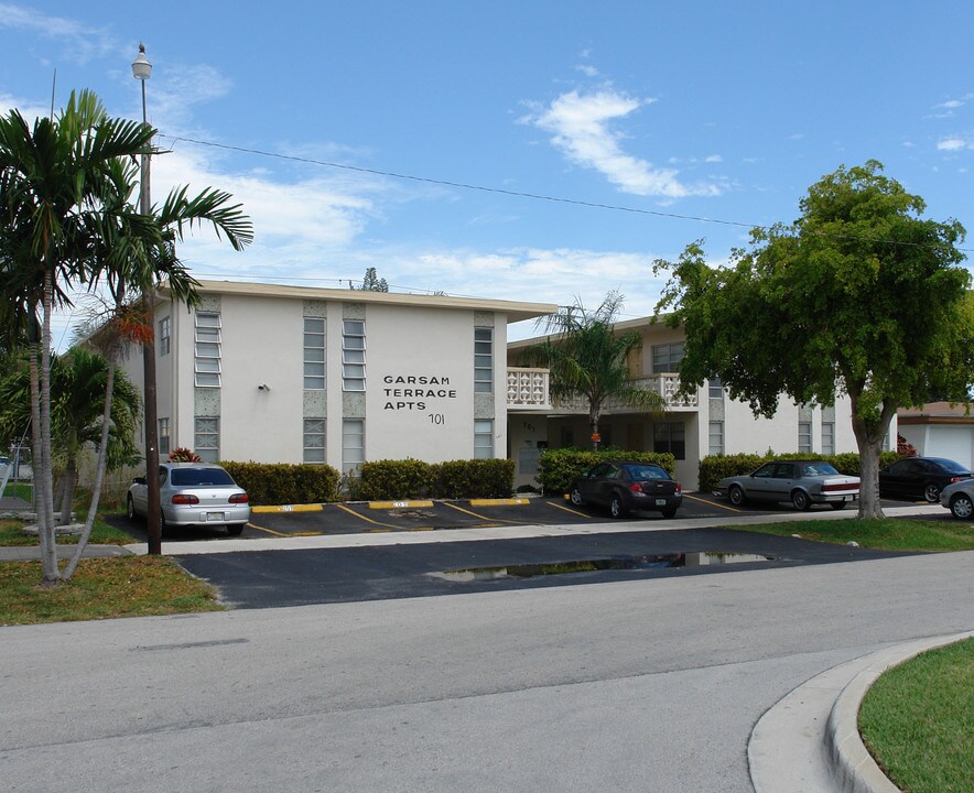 701 NE 10th St in Hallandale Beach, FL - Foto de edificio