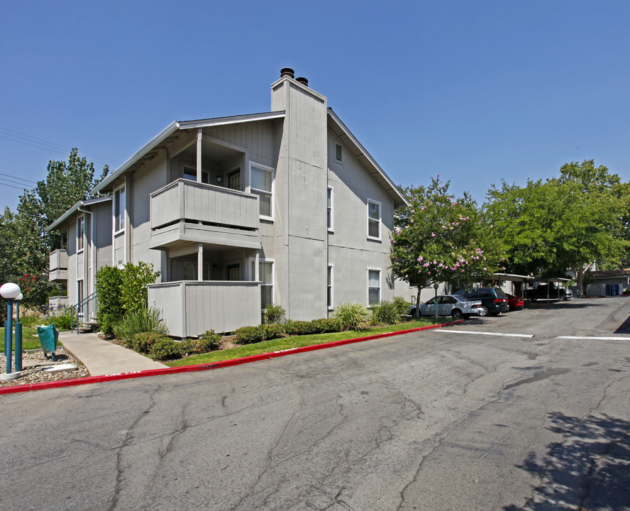 CrossPointe Apartments in Sacramento, CA - Building Photo