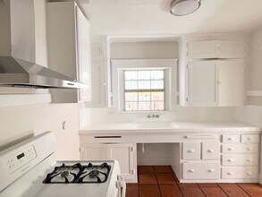 1817 E 8th St in Long Beach, CA - Building Photo - Building Photo