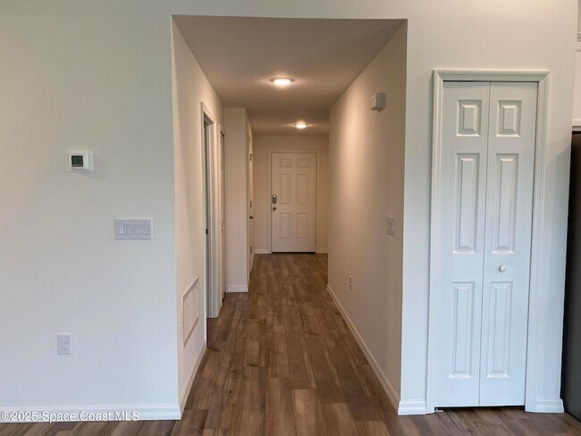 1186 Dania Cir in Palm Bay, FL - Foto de edificio - Building Photo