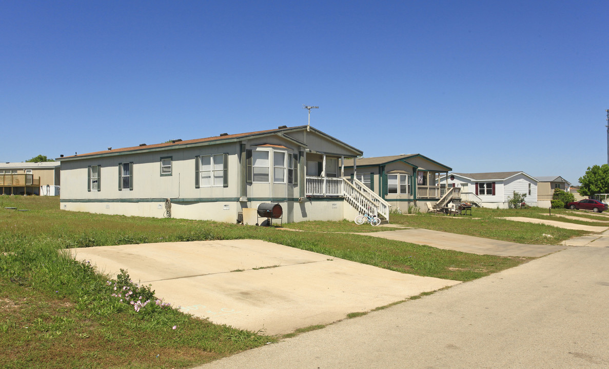 Horseshoe Village in Liberty Hill, TX - Foto de edificio