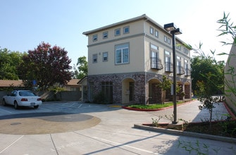 5676 Elvas Ave in Sacramento, CA - Foto de edificio - Building Photo