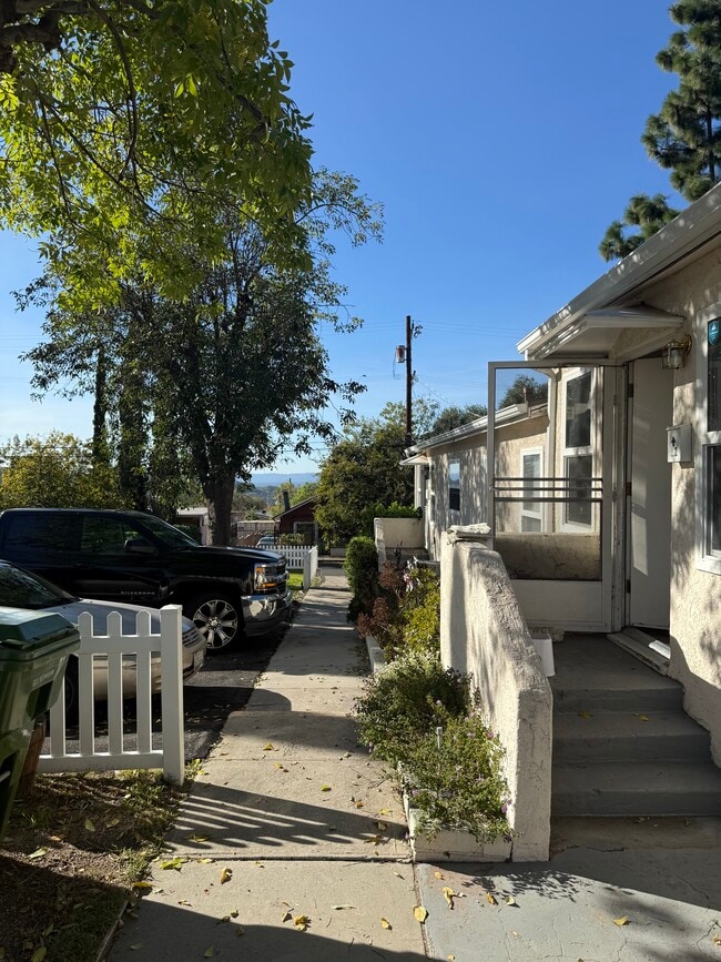 10530 Hillhaven Ave, Unit 1 in Los Angeles, CA - Building Photo - Building Photo