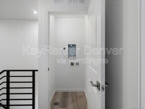 2032 S Holly St in Denver, CO - Foto de edificio - Building Photo