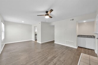 900 Holly Dr in Conroe, TX - Building Photo - Building Photo