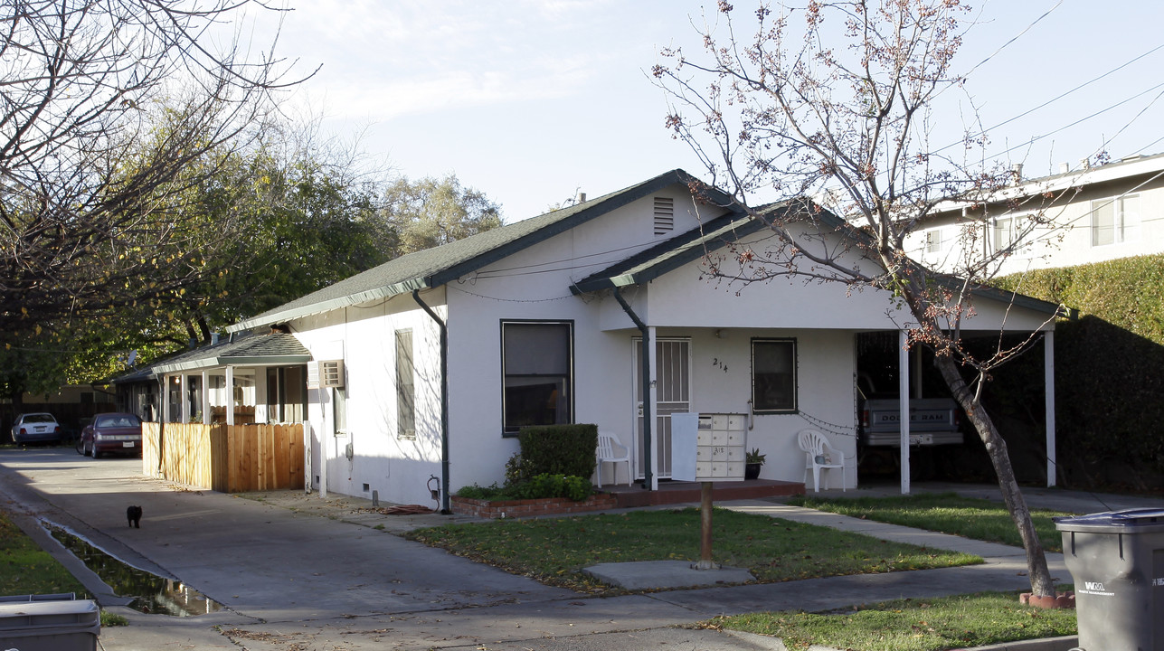 214 Elm St in Woodland, CA - Building Photo