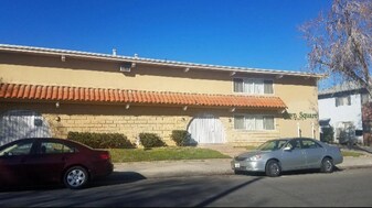 38521 5th St E in Palmdale, CA - Building Photo