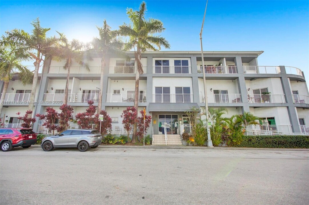 2734 Bird Ave in Miami, FL - Building Photo