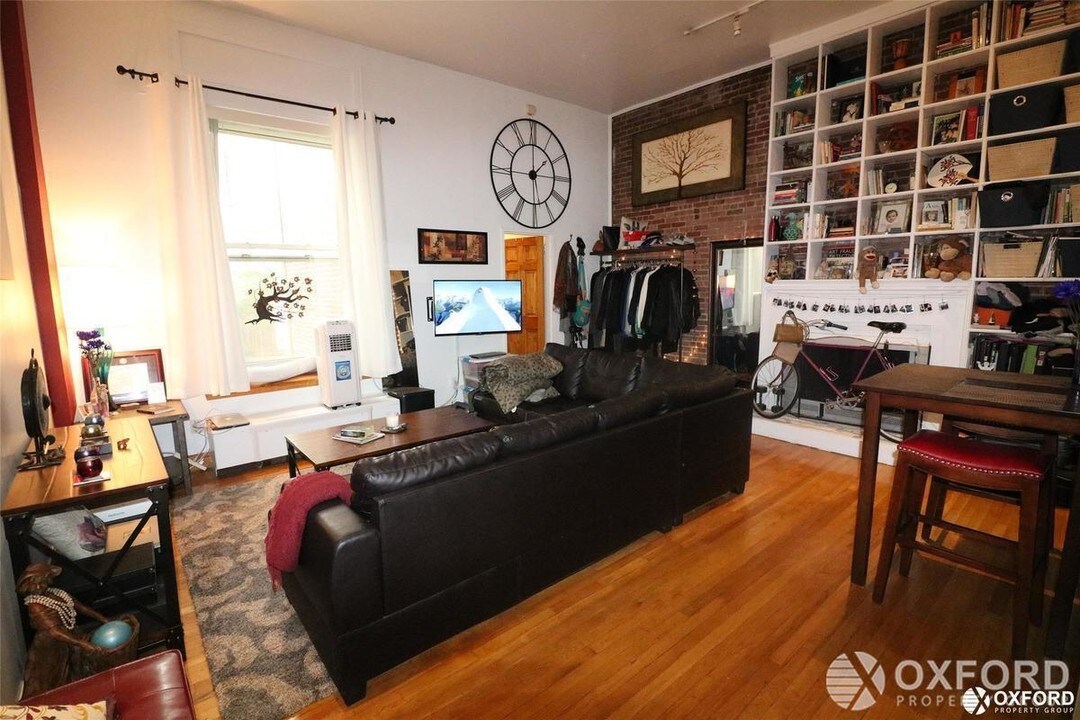 107 W 69th St-Unit -1-A in New York, NY - Building Photo