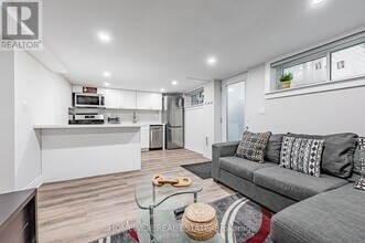 68 Fairleigh Crescent in Toronto, ON - Building Photo - Building Photo