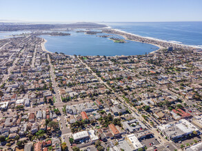 1319 Hornblend St in San Diego, CA - Foto de edificio - Building Photo