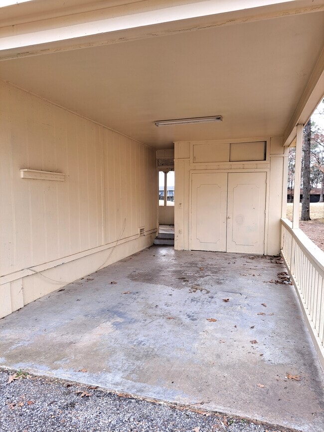 109 Holiday Island Dr in Holiday Island, AR - Building Photo - Building Photo