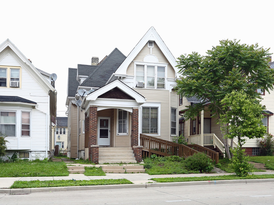 1434 W Greenfield Ave in Milwaukee, WI - Building Photo