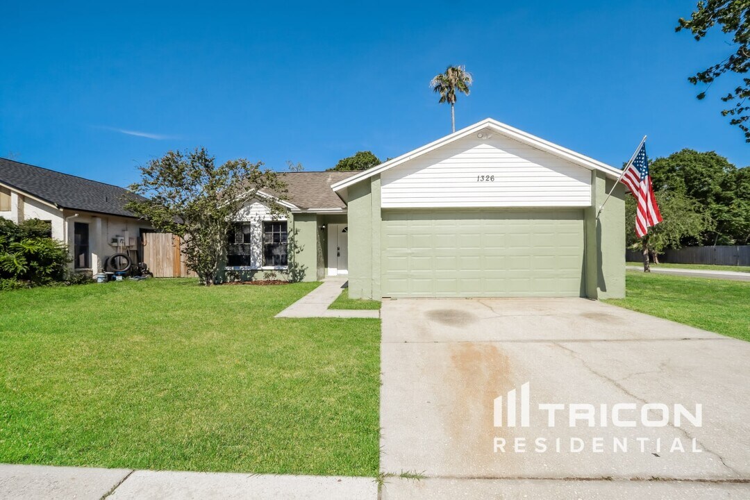 1326 Hatch Pl in Valrico, FL - Building Photo