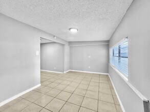 12201 106th St in Largo, FL - Foto de edificio - Building Photo