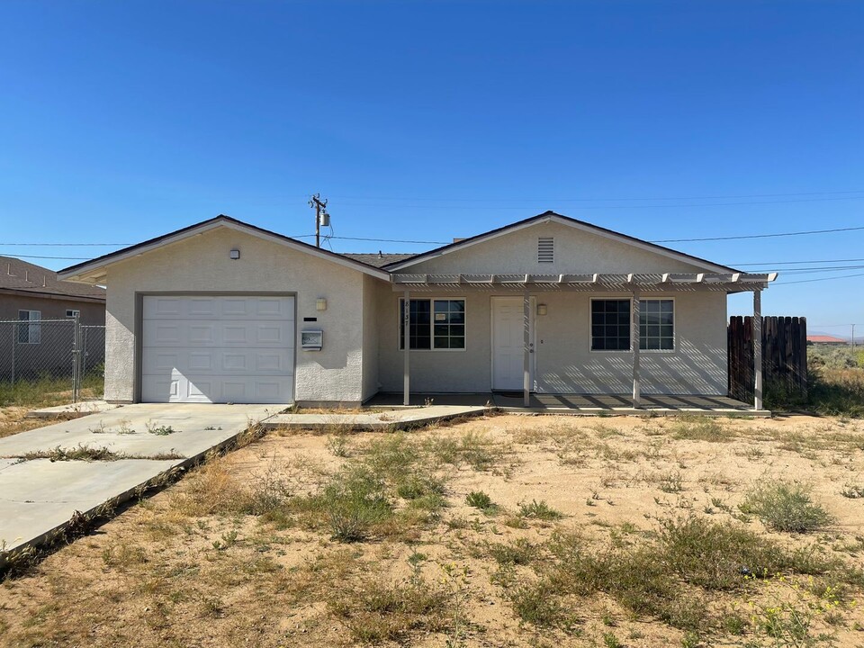 8137 Walpole Ave in California City, CA - Foto de edificio