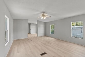 210 Cameron Cir in Muscle Shoals, AL - Building Photo - Building Photo