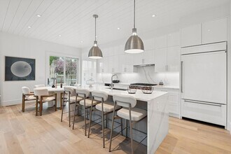 8 Magnolia Dr in Water Mill, NY - Building Photo - Building Photo
