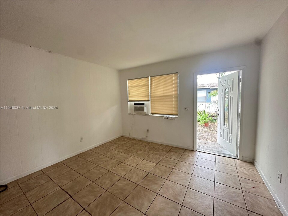 5510 SW 32nd St, Unit 1 in Pembroke Park, FL - Building Photo