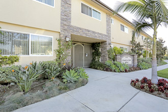 Country Club West Apartments in Lakewood, CA - Building Photo - Building Photo