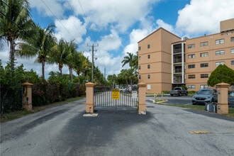 The Tennis Club II in Fort Lauderdale, FL - Building Photo - Building Photo