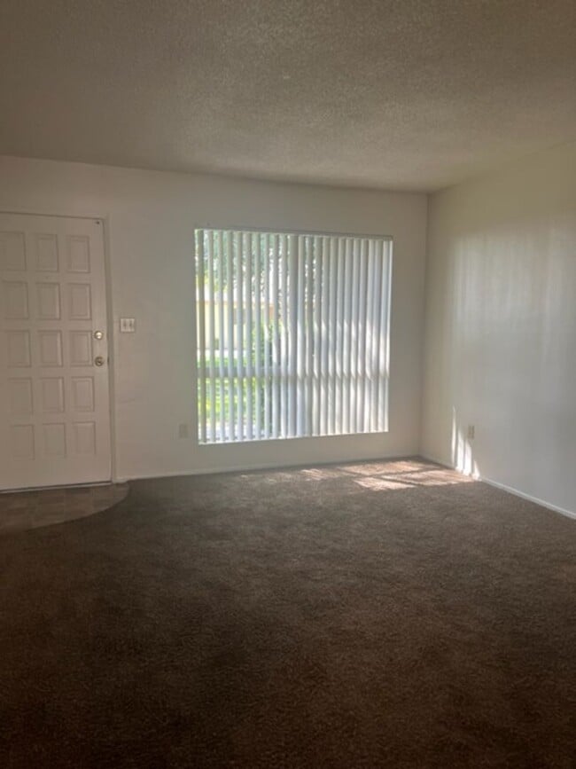 2200 Courtleigh Dr in Bakersfield, CA - Building Photo - Building Photo