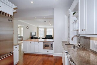 100 Stone Ridge Way in Fairfield, CT - Building Photo - Building Photo