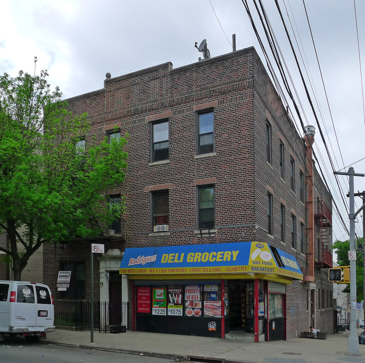 18-89 Troutman St in Flushing, NY - Building Photo