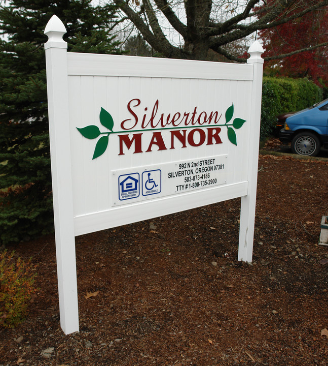 Silverton Manor Apartments in Silverton, OR - Building Photo