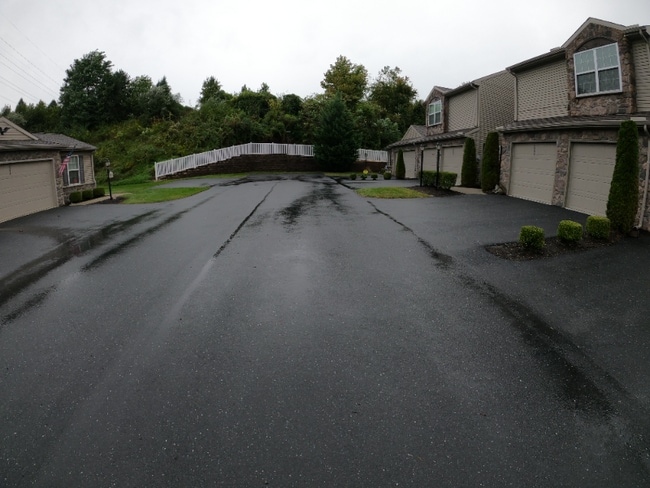 2390 Mill Rd in Mechanicsburg, PA - Foto de edificio - Building Photo